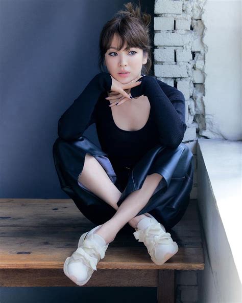 Chẳng cần phải gồng Song Hye Kyo cứ diện tóc nâu môi nude sương sương là thành nữ hoàng nhan sắc