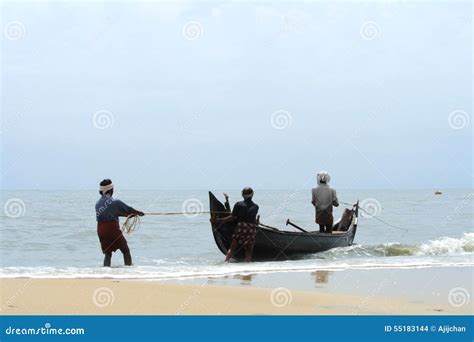 Le Pêcheur Tire Son Bateau De Pêche Image stock éditorial Image du