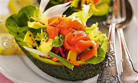 Aguacate Relleno De Ensalada Y Salm N Ahumado