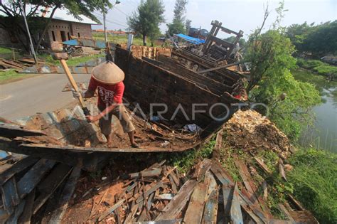 MANFAATKAN LIMBAH KAYU PERAHU ANTARA Foto