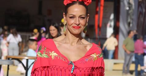 Eva González Espectacular Con Un Traje De Flamenca Rojo En La Feria De