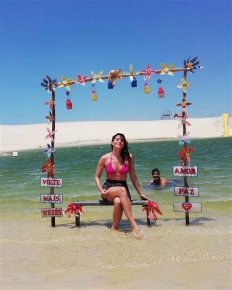 Carol Castro exibe corpão em Jericoacoara ao lado do ator Bruno