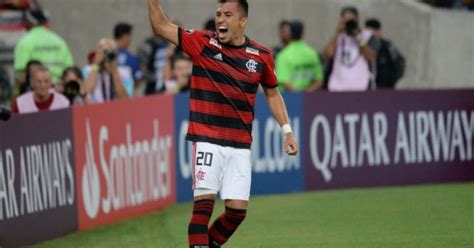 Santos Encaminha Contratação Do Atacante Uribe Do Flamengo