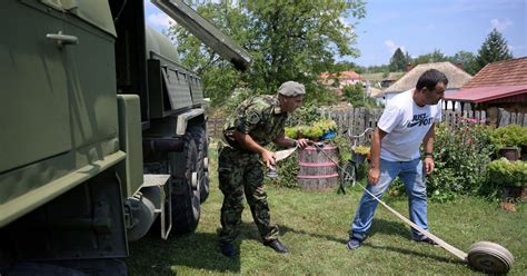 Pripadnici Vojske Srbije Poma U U Op Tinama Koje Se Suo Avaju S