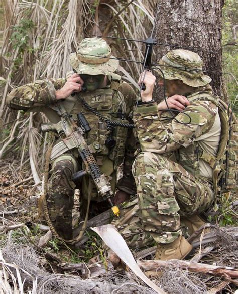 Australian Army special forces soldiers from 1st Commando Regiment ...