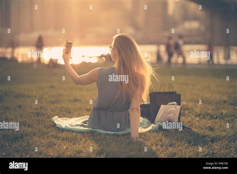 Fille blonde Banque de photographies et dimages à haute résolution Alamy