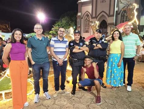 Noite do Natal Encantado chegada do Papai Noel e decoração natalina