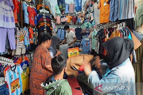 PPKM Dicabut Pasar Tanah Abang Kembali Ramai Pembeli ANTARA News