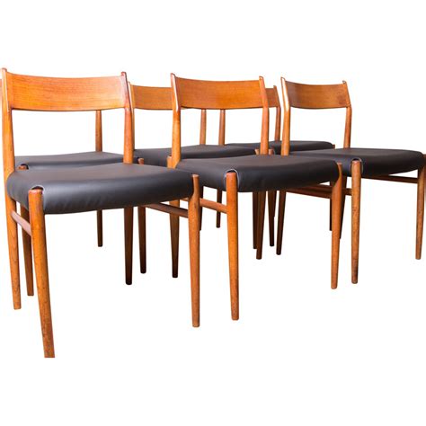 Lot de 6 chaises vintage modèle 418 en teck et skai par Arne Vodder