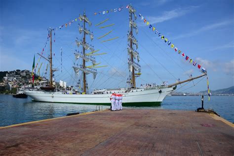 Arriba el buque escuela velero Cuauhtémoc al puerto de Acapulco