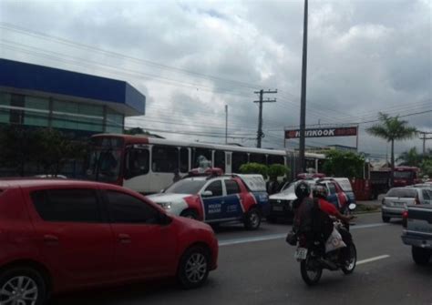 Trio entra armado para assaltar ônibus lotado e é frustrado em Manaus