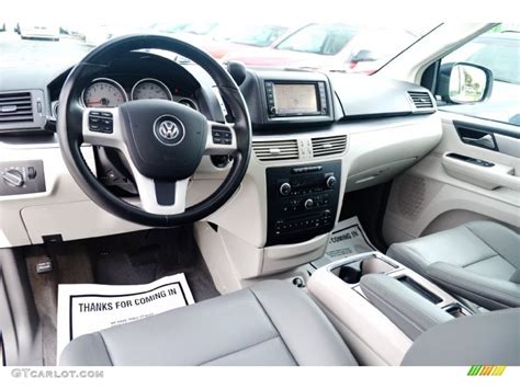 Aero Gray Interior 2011 Volkswagen Routan SEL Photo #100574293 | GTCarLot.com