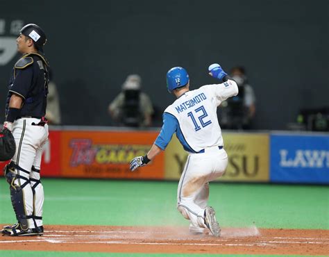 【日本ハム】新たな新庄ビッグボス采配！“演技派”石井一成が松本剛の本塁生還アシストの盗塁死 プロ野球写真ニュース 日刊スポーツ