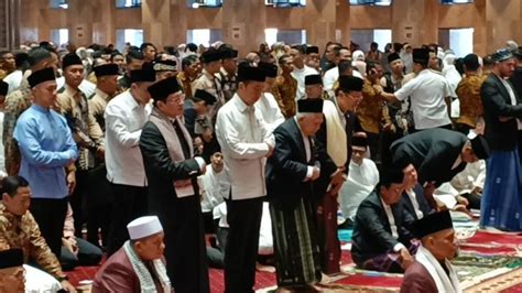 Berkemeja Putih Presiden Jokowi Bersama Wapres Ma Ruf Amin Shalat Idul