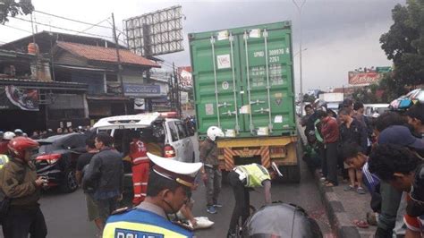 BREAKING NEWS Kecelakaan Truk Kontainer Dan Motor Di Jalan Soekarno