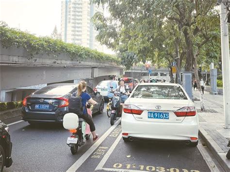 新快报 压缩机动车道增设电动自行车道 原人行道上非机动车道给自行车