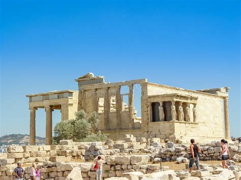 O Templo Antigo Das Colunas De Mármore Da Cariátide Do Erechtheion Foto