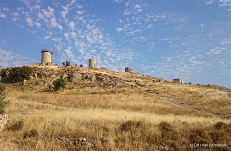 Foça Yel Değirmenleri Konumu Fotoğrafları ve Hakkındaki Bilgiler