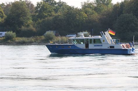 Unfall Mit G Termotorschiff Bei Leimersheim Im Rhein Auf Grund