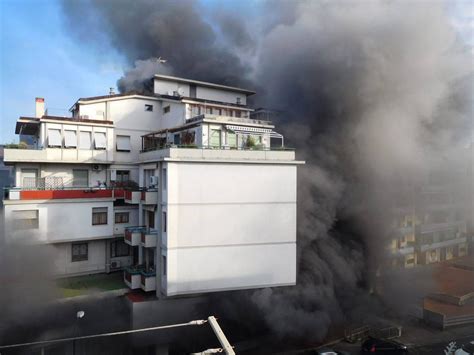 Firenze Incendio In Un Magazzino Evacuato Palazzo Di Cinque Piani Foto