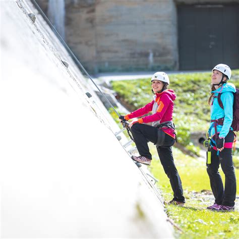 Klettern Direkt An Der Staumauer Vom Silvrettasee Im Montafon