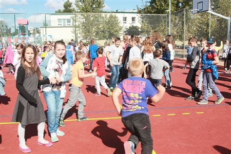 Otwarcie boiska wielofunkcyjnego przy Szkole Podstawowej nr 4 w Śremie