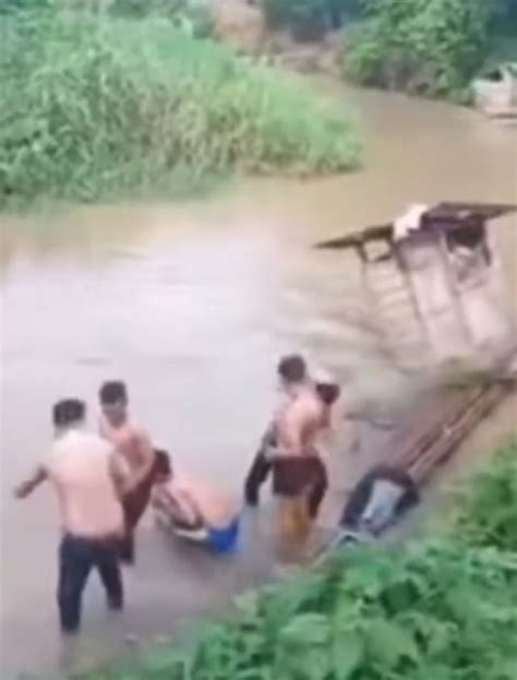 Ketika Jamban Di Pinggir Sungai Tiba Tiba Hanyut Padahal Ada Yang