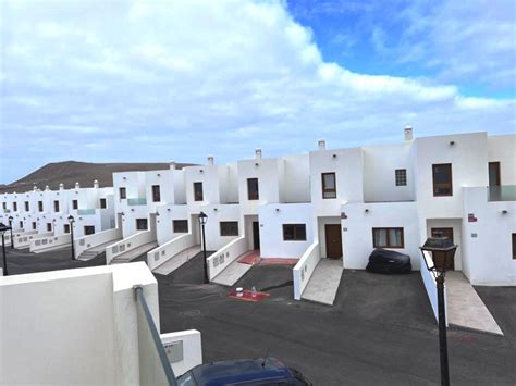 33 Viviendas de V P O tipo dúplex en Playa Blanca por 149 000 euros