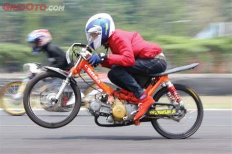 Ada Alasannya Inilah Kenapa Joki Balap Drag Hobi Miring Miringin Motor Sebelum Start Semua