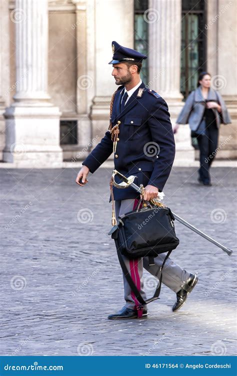 Un Oficial De Policía Italiano Con La Espada Y El Uniforme Imagen de