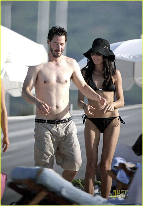 Keanu Reeves Chows Down China Photo Bikini China Chow