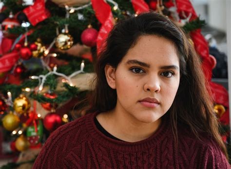 Primer Plano De Una Hermosa Joven Delante De Un Rbol De Navidad Foto