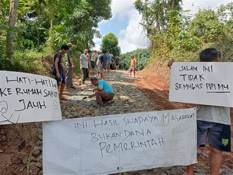 Tahun Dibiarkan Rusak Warga Cinoyong Gotong Royong Perbaiki Jalan