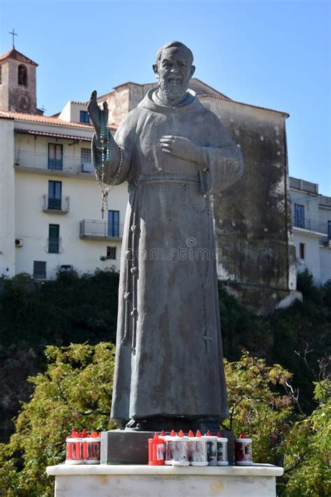 Estatua Del Capellán Pio O Santo Pio De Pietrelcina Foto de archivo