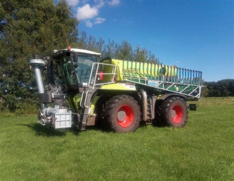 Claas Xerion 4000 Saddle Trac mit Kaweco Aufbaufass für 249 900 Euro