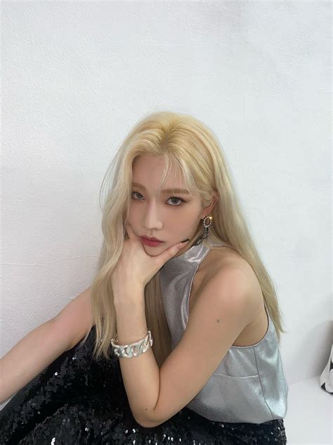 Kim Lip Image 263839 Asiachan KPOP Image Board