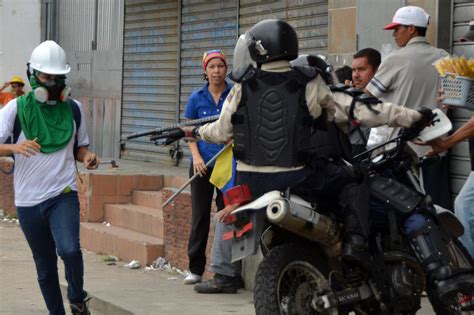 REPRESIÓN NOCTURNA GNB y colectivos arremeten contra protestas en San