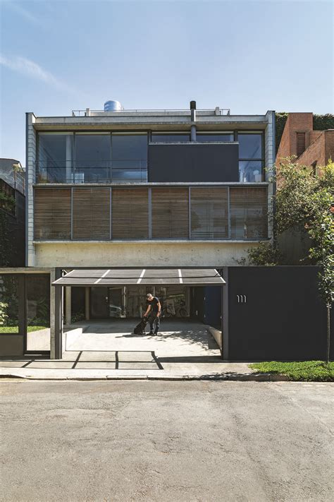 Casa Em Terreno Inclinado Foi Projetada Pelos Moradores Piscina