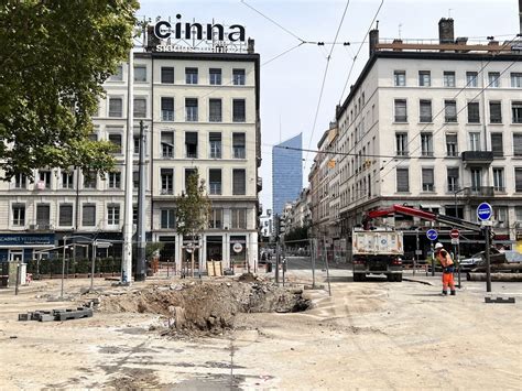 Un énorme trou se forme sur cette rue de Lyon le point sur les