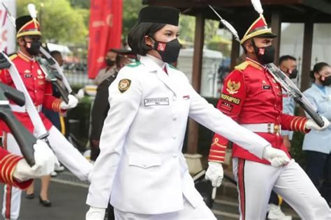 Profil Valentina Dyastika Pembawa Baki Bendera Merah Putih Dalam