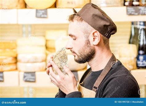 Vendedor Del Queso En La Tienda Foto de archivo Imagen de almacén