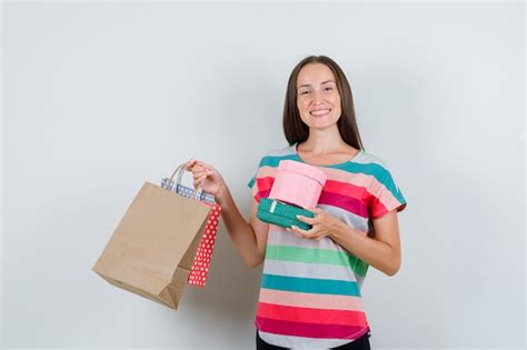 Jovem Mulher Segurando Sacos De Papel E Caixas De Presente Em T Shirt