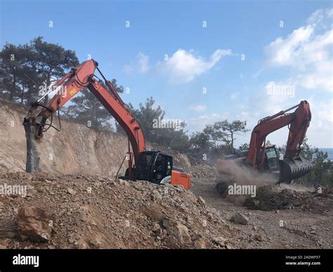 Movimiento De Suelo Excavadora Con Montones De Polvo Durante Las Obras