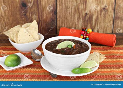 Sopa Mexicana Do Feij O Preto Microplaquetas E Cal Imagem De Stock