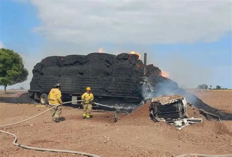 Fuego arrasa con tráiler y con las cientos de pacas que transportaba en