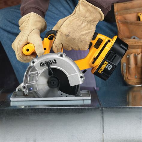 DEWALT Cordless Circular Saw Kit 5 1 2 In Blade Dia Left Blade Side