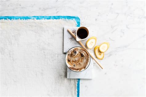 Frullato per la colazione a base di mandorle banane e caffè espresso