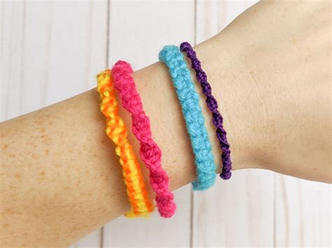 How to Make Friendship Bracelets Using Macrame Knots - Jennie Masterson