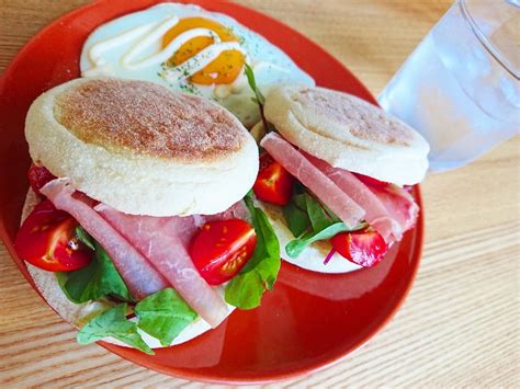 イングリッシュマフィンと生ハムで作る華やかなサンドイッチ【朝ごはん】 おうちごはんストーリー