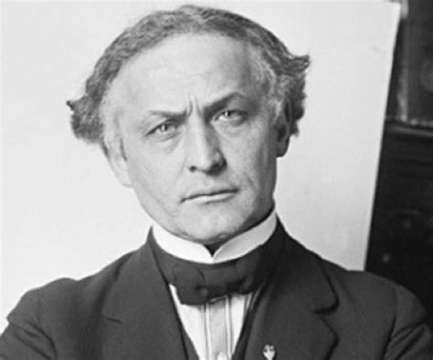 Harry Houdini Biography - Facts, Childhood, Family Life & Achievements